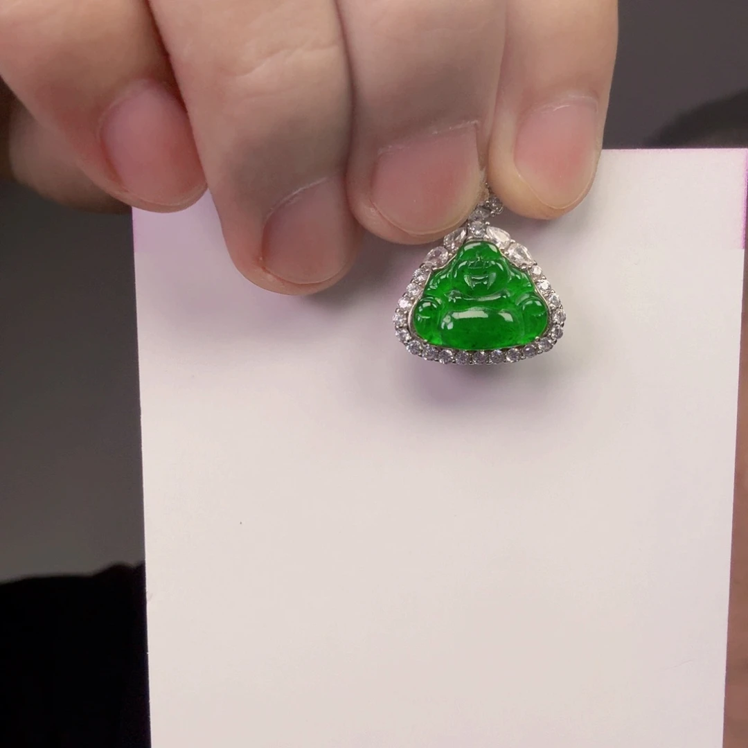 翡翠未镶嵌颈饰一件