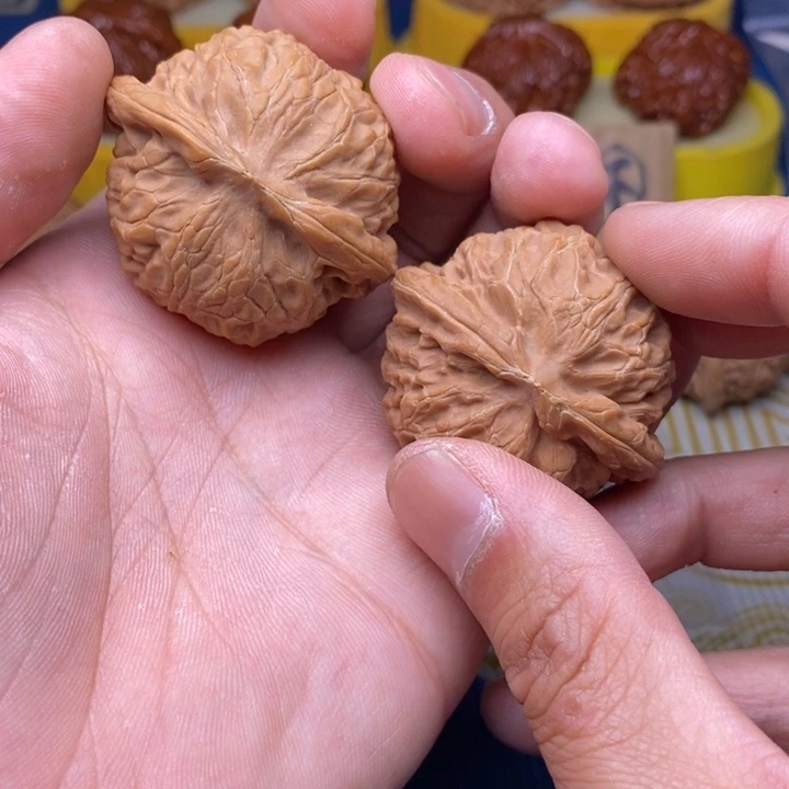 宫灯狮子头文玩核桃