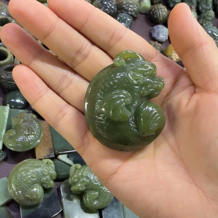 岫岩河磨玉（透闪石质玉）未镶嵌珠宝奇石轻**月