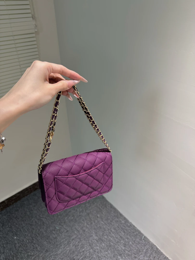QIQI【海葵紫woc】时尚高级手柄斜挎包（无公仔挂件）