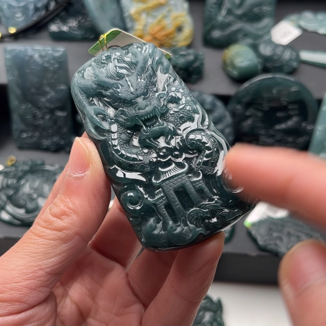 翡翠未镶嵌颈饰龙牌