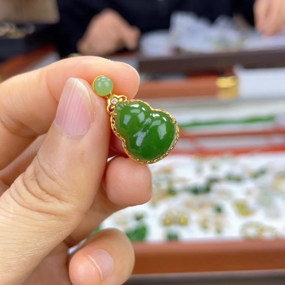 颈饰18K金镶嵌和田玉