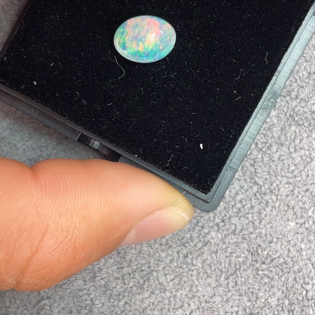 欧泊裸石未镶嵌3.02Ct。