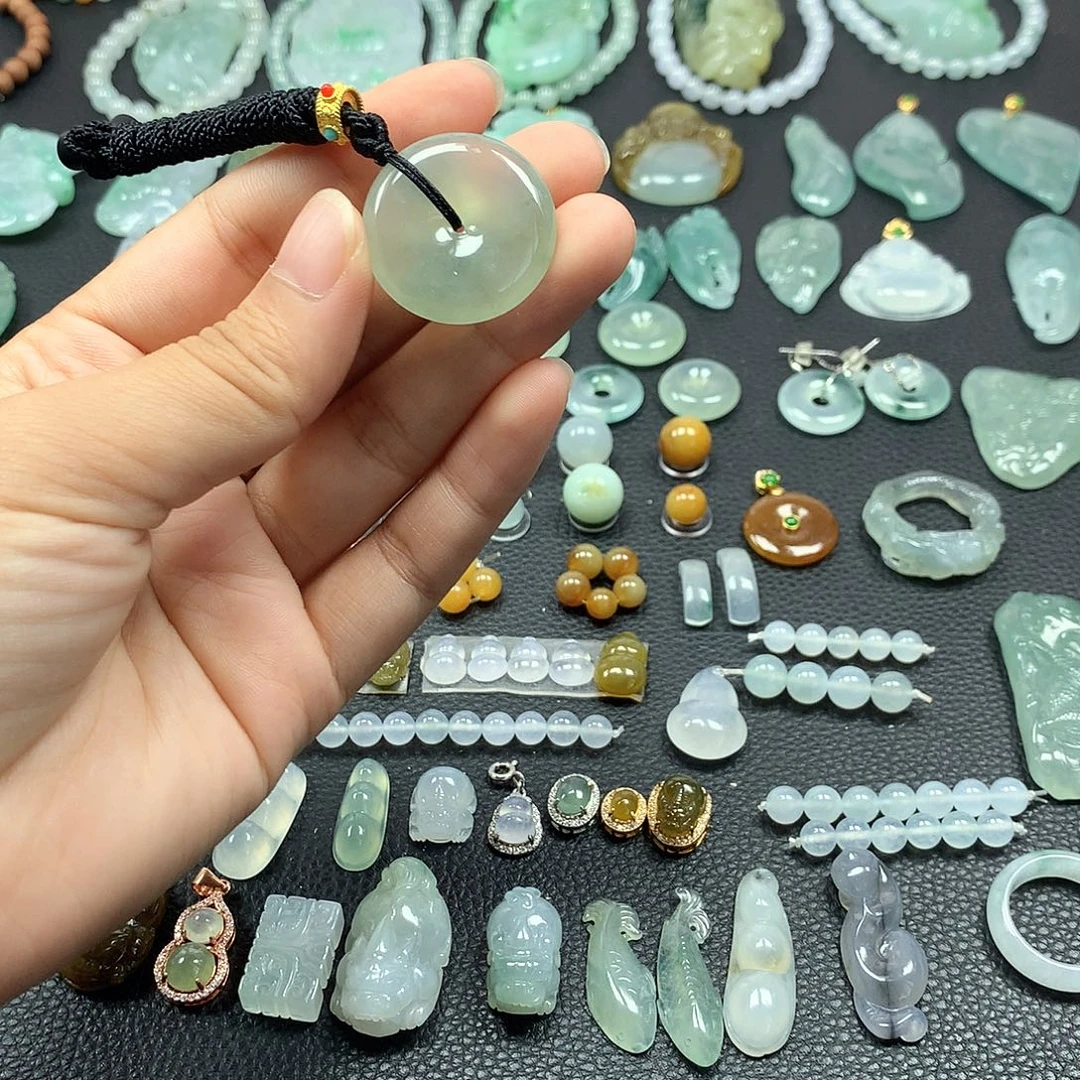 翡翠未镶嵌颈饰平安扣