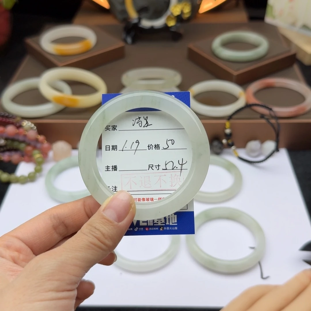 石英质玉手镯未镶嵌满*.