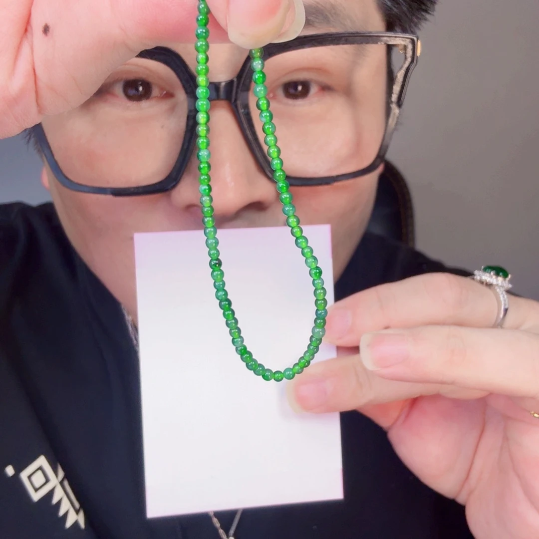 翡翠未镶嵌颈饰一件