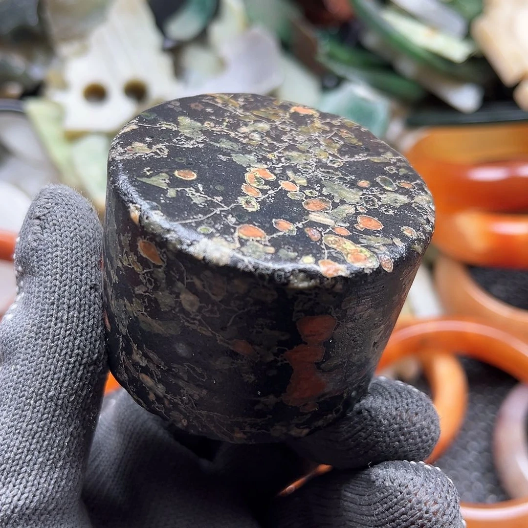 颈饰未镶嵌石英岩玉