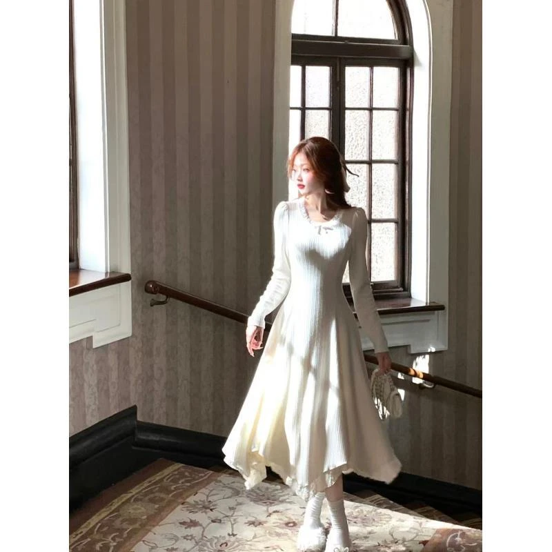 栀子白茶/法式长袖针织连衣裙女秋季内搭白色长裙新款2025