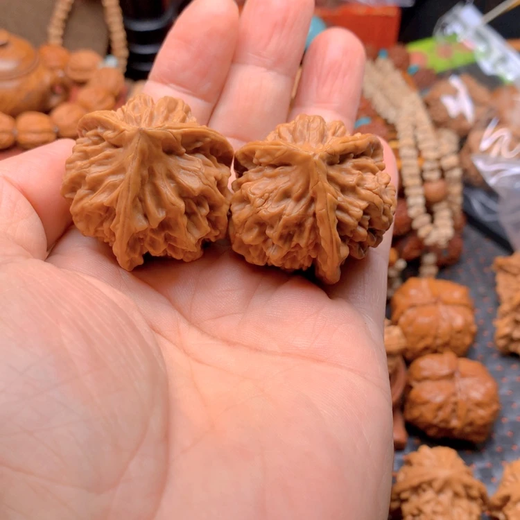 【闪购商品】?龙纹三棱狮子头核桃