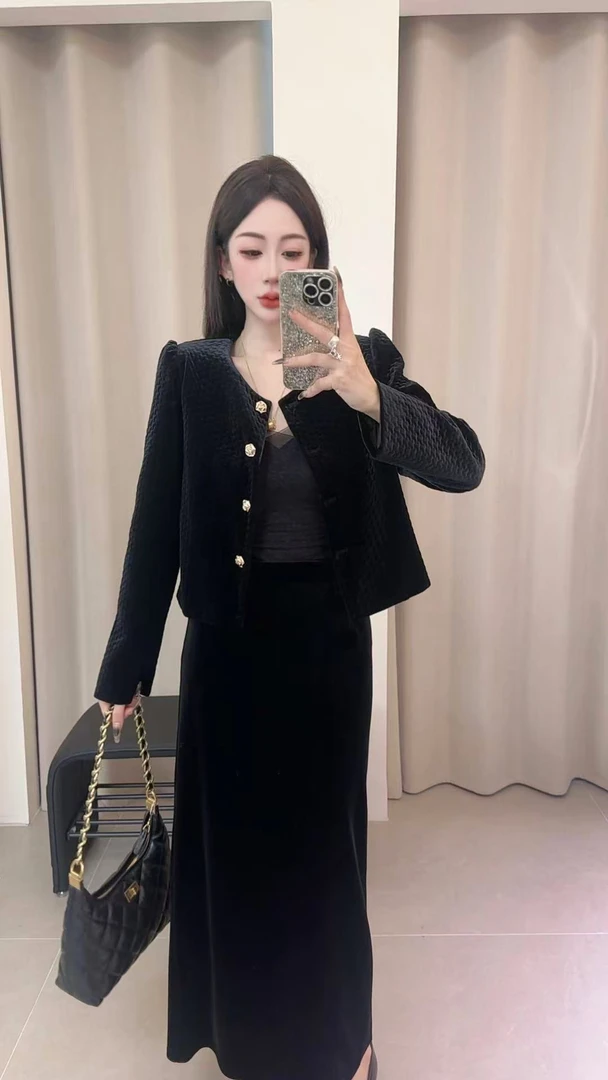 法式黑色丝绒小香风外套女2025新款高级感气质名媛风短款上衣6079