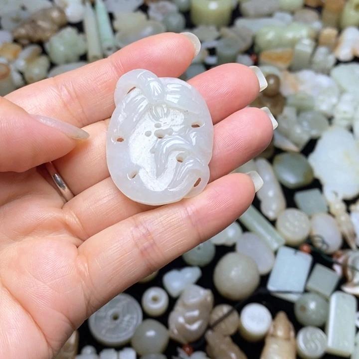 和田玉未镶嵌挂件中*