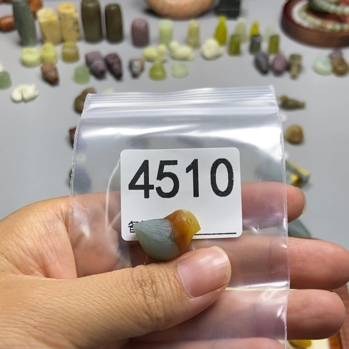 左***࿐未镶嵌蛇纹石玉颈饰