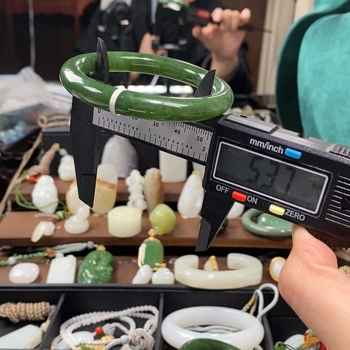 和田玉（碧玉）未镶嵌手镯