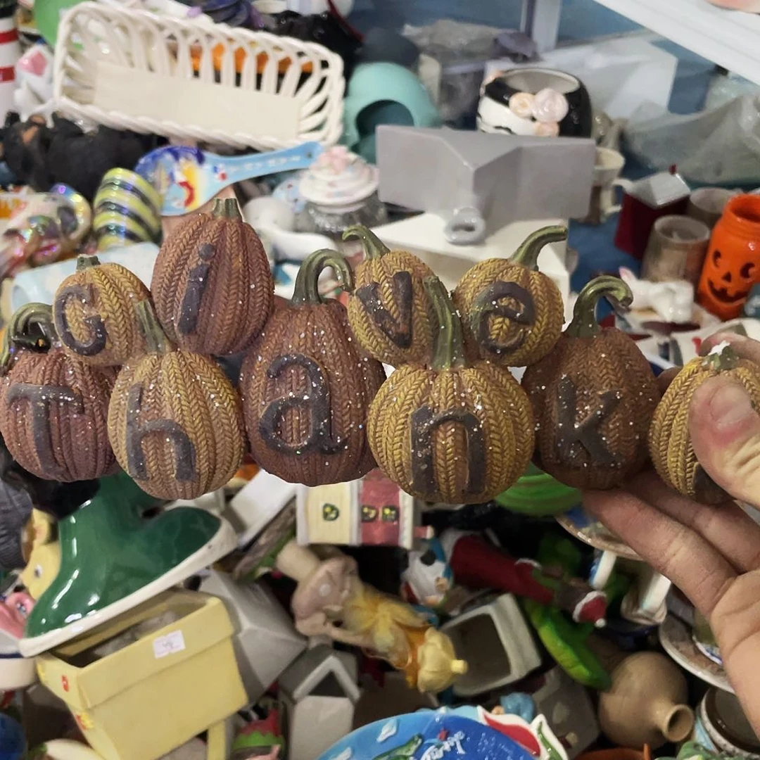 摆件  磕碰。瑕疵。