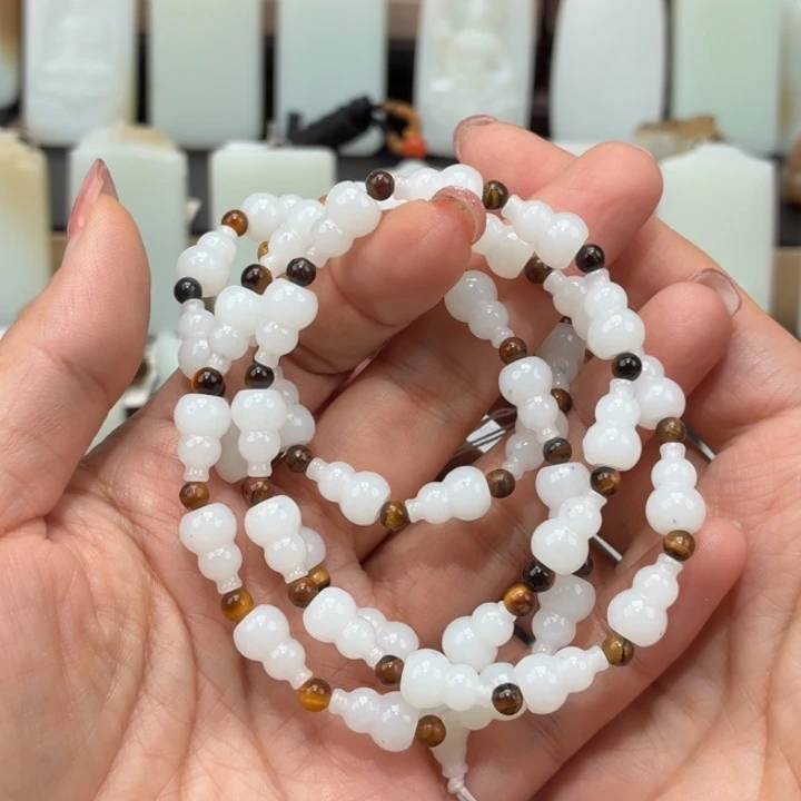 于***P和田玉未镶嵌颈饰