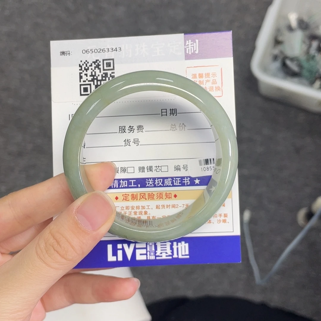 翡翠未镶嵌手镯湖水绿宽版