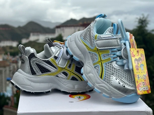 2025年最新款的老爹鞋儿童透气性