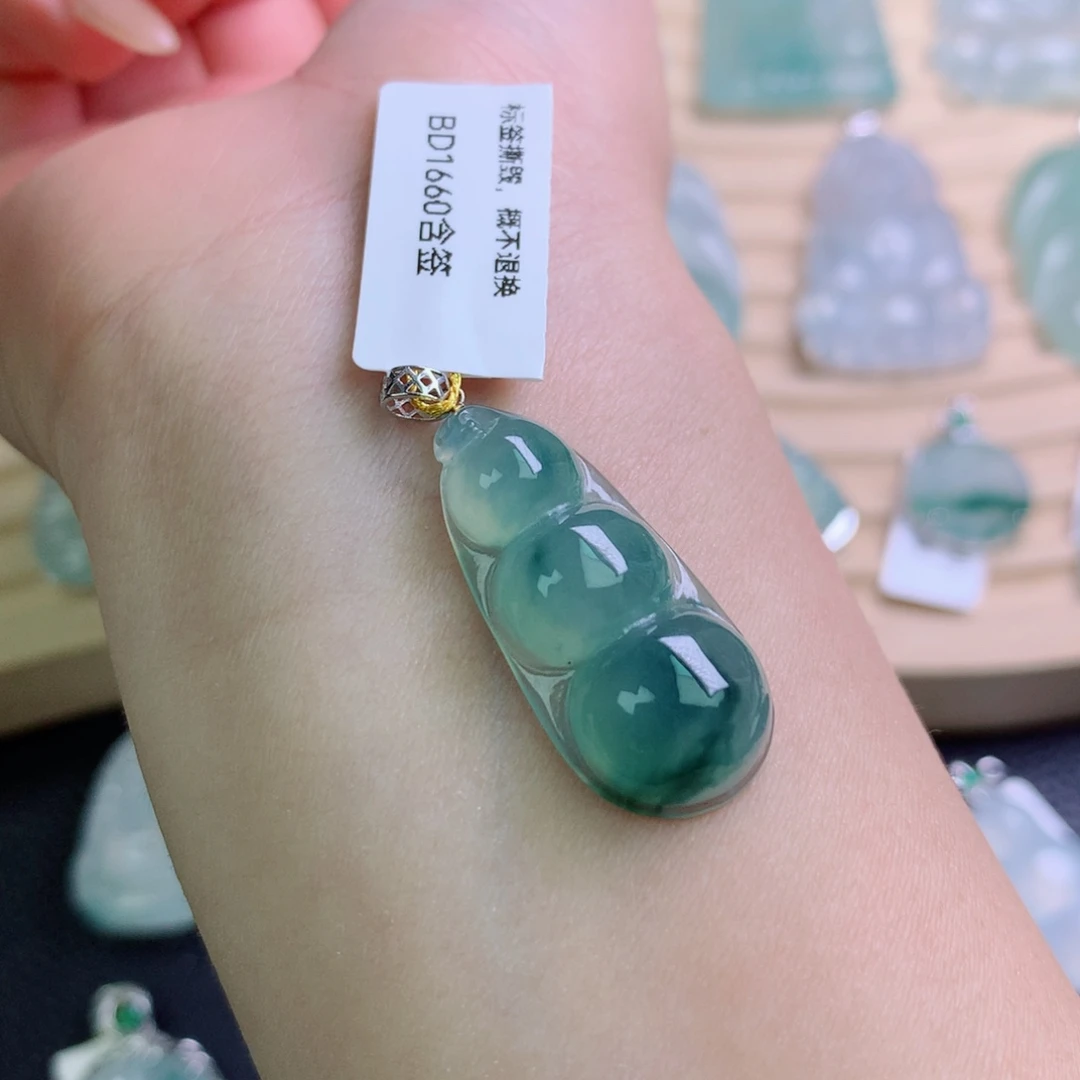 翡翠18K金镶嵌颈饰吊坠