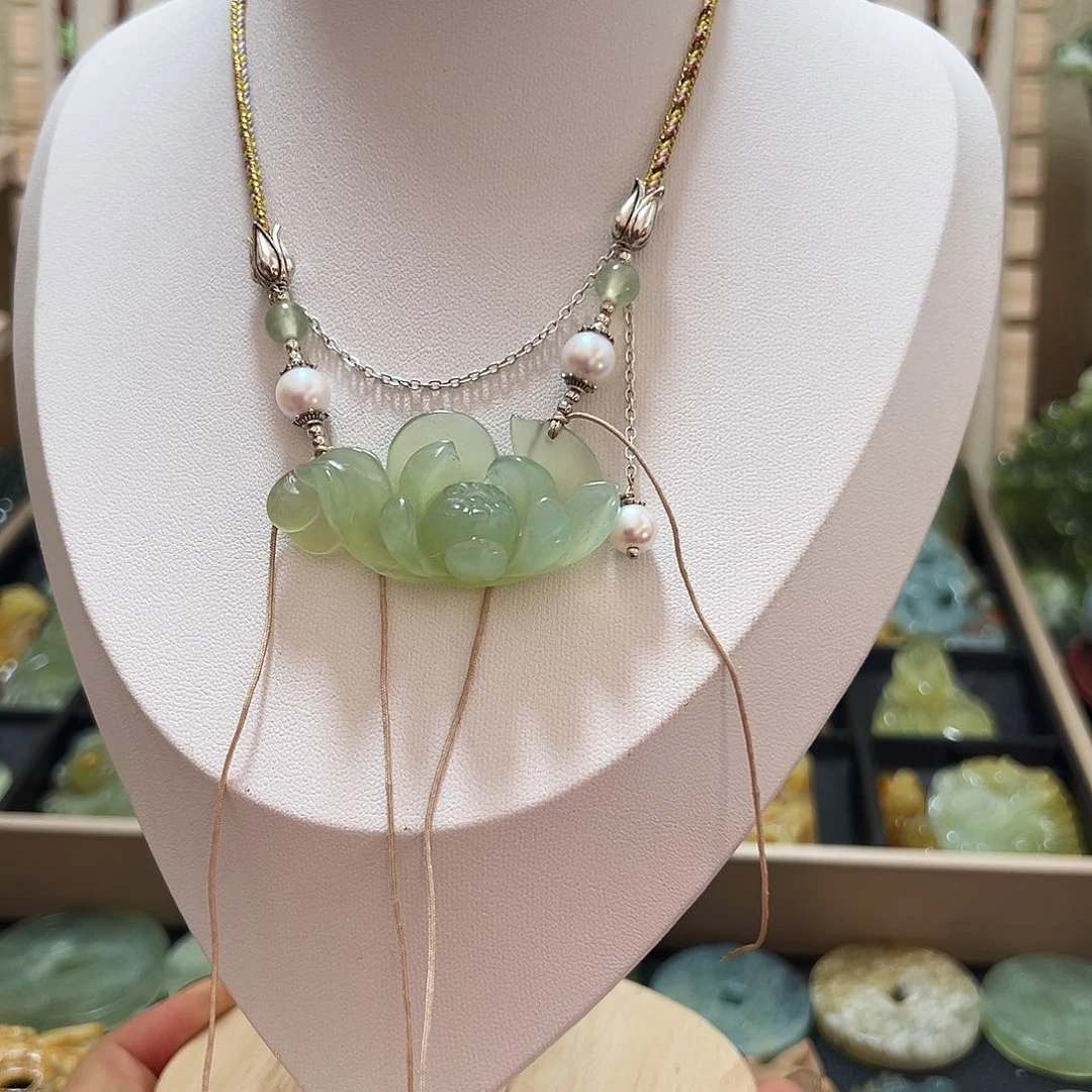 蛇纹石玉颈饰未镶嵌