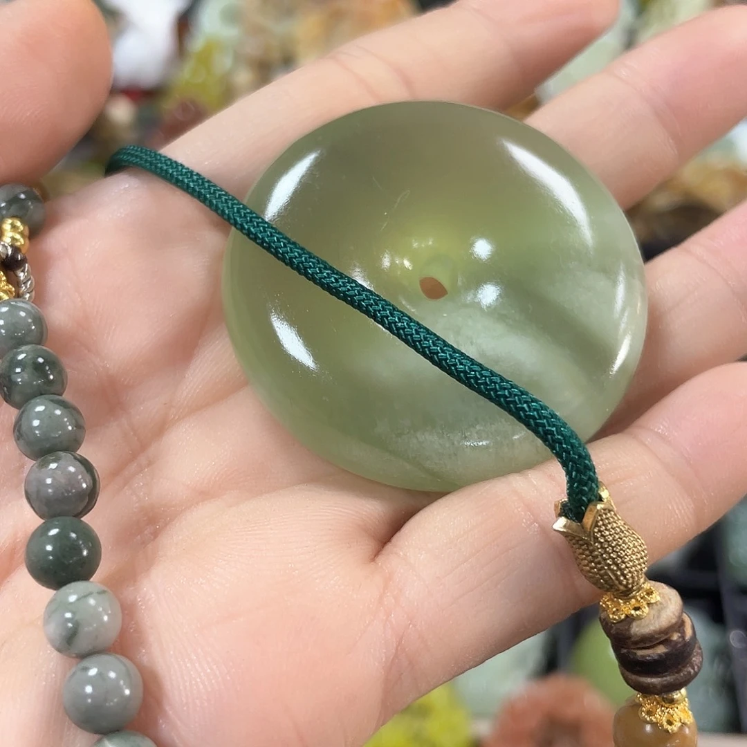 蛇纹石玉颈饰合金