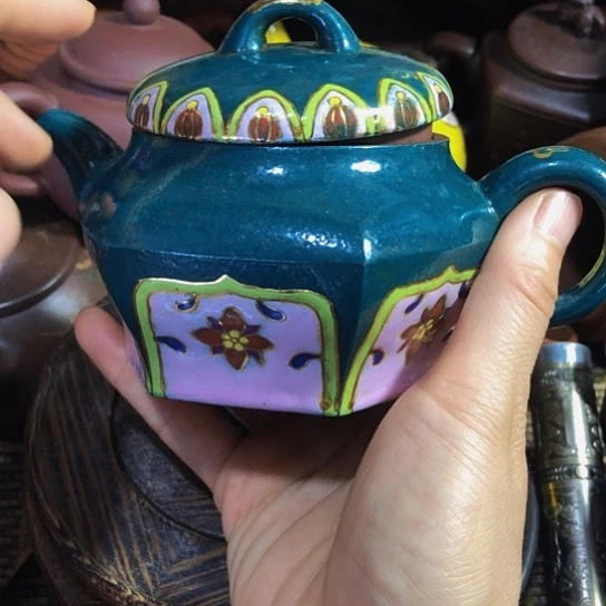 茶壶紫砂原矿泥料手工制作的一把紫砂壶。