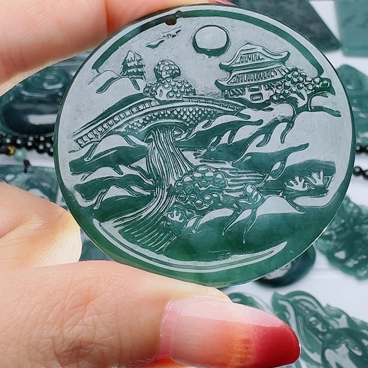 彬***李翡翠未镶嵌颈饰多样性发其一