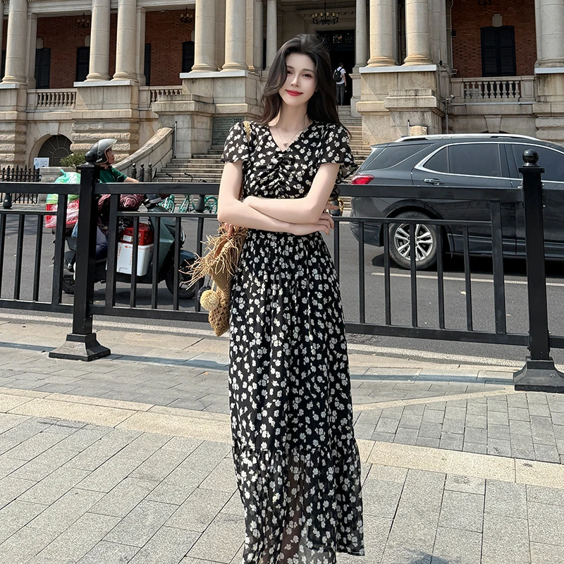 碎花裙茶歇裙V领雪纺连衣裙女2025夏季新款高级感显瘦收腰长裙子