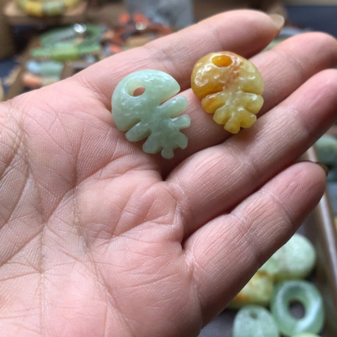 素***旧蛇纹石玉未镶嵌颈饰