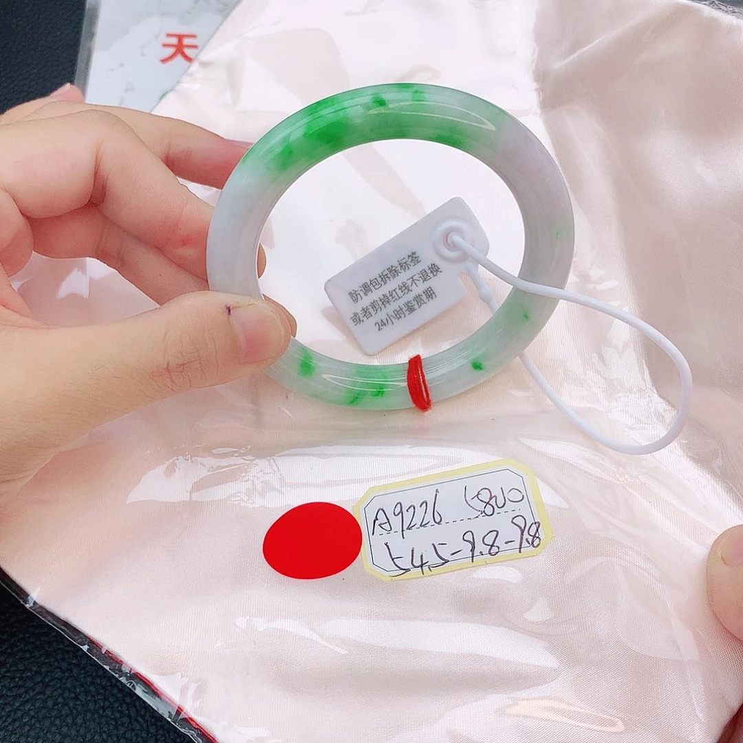 翡翠手镯未镶嵌翡翠