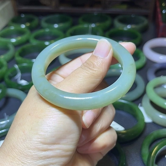 和田玉未镶嵌手镯