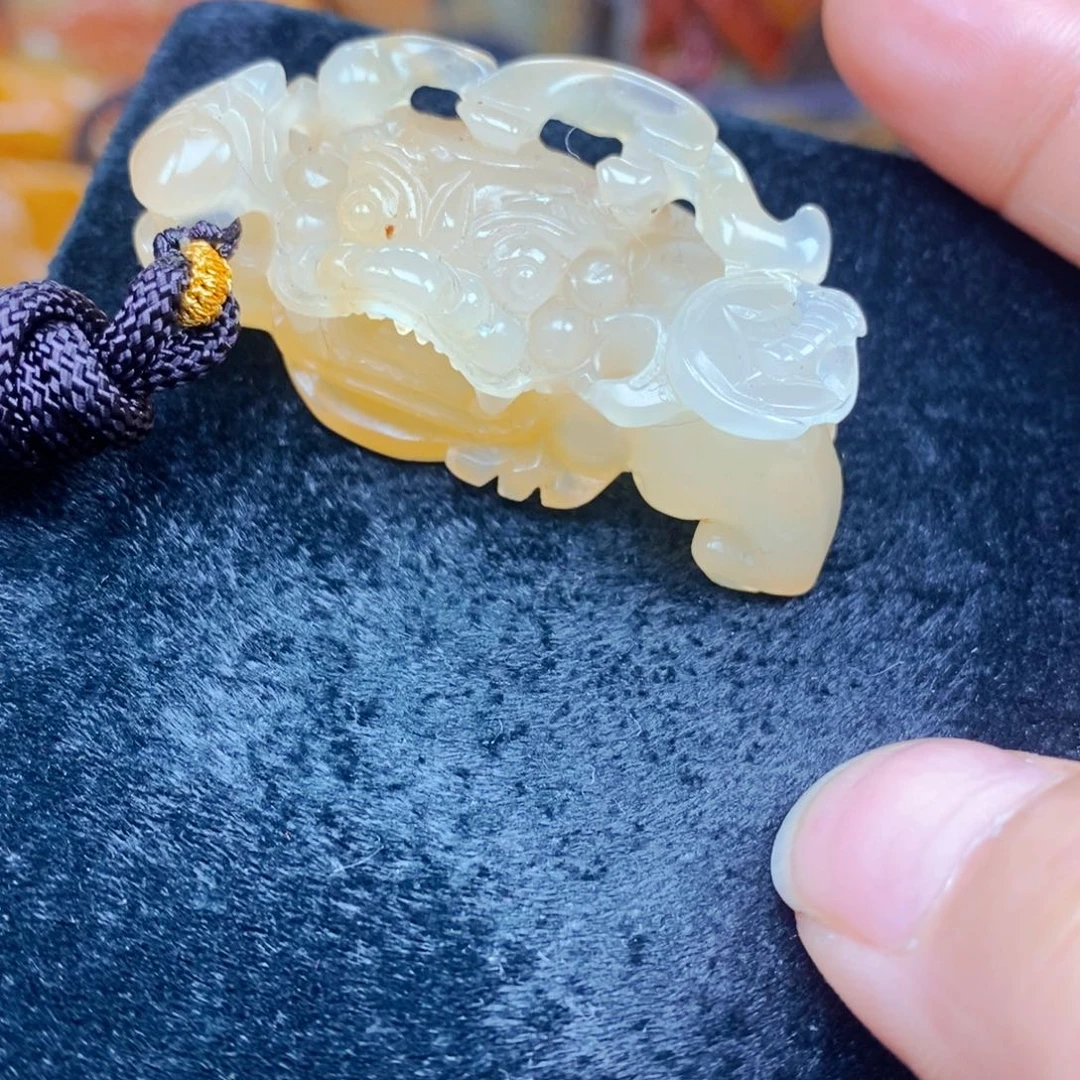 未镶嵌石英质玉（黄龙玉）颈饰