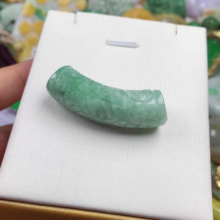 翡翠未镶嵌吊坠(赠链)