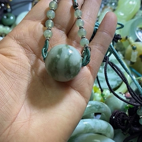 透闪石-蛇纹石玉颈饰未镶嵌