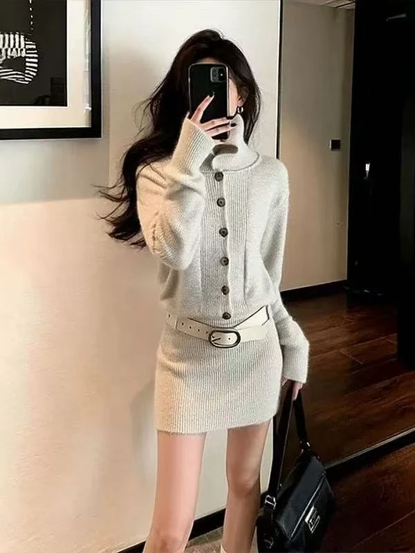 Z330巨好看的米白色高领针织连衣裙女新款初冬小个子收腰包臀短裙