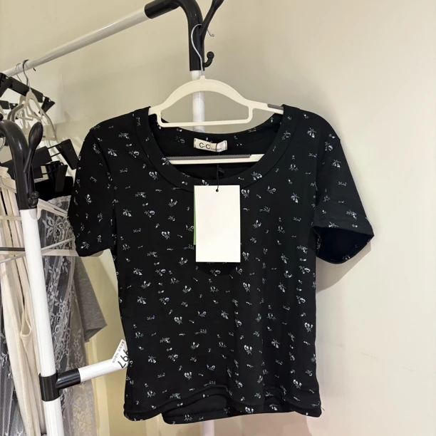 碎花2.0高弹短袖大领口紧身上衣