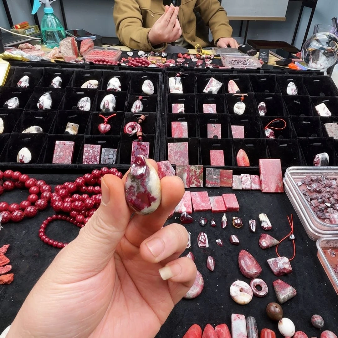 亮***。天然辰砂瑞琰朱砂原石吊坠