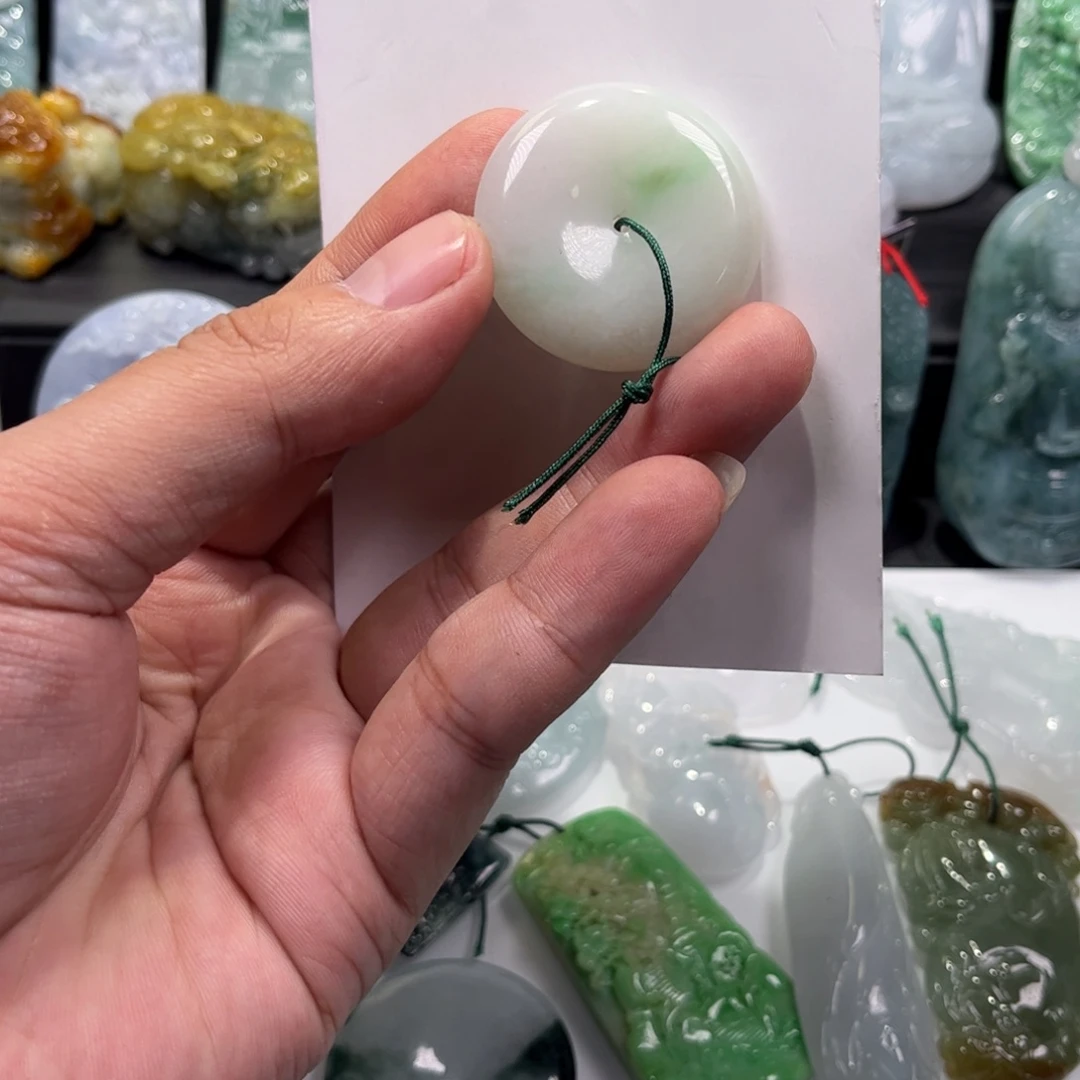 翡翠未镶嵌颈饰平安扣