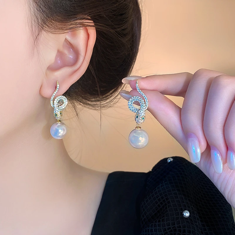 铜合金耳饰 本命年2025耳饰缠绕灵蛇高级国风微镶满钻珠珠耳钉C32