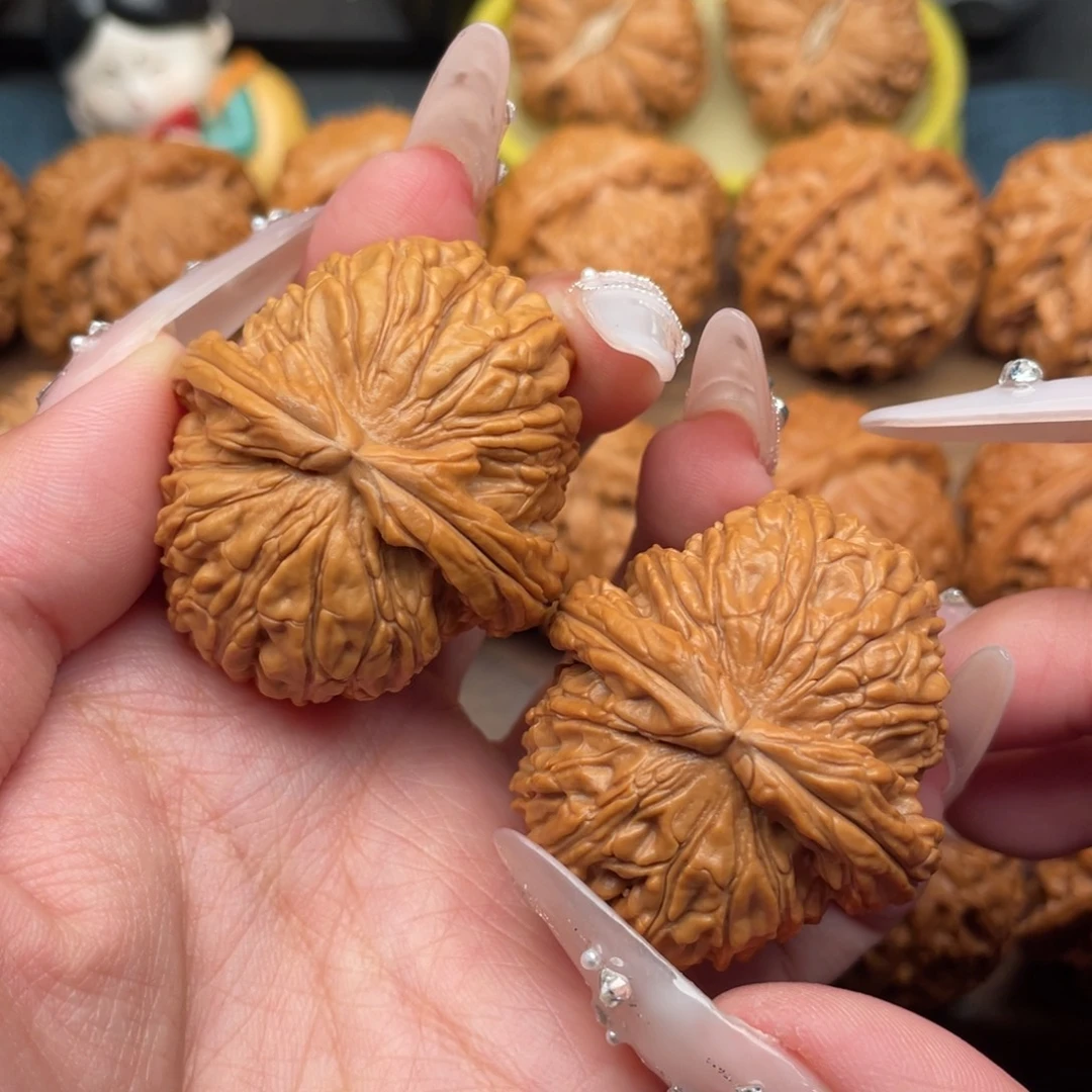 把件文玩核桃全品精配粗棱球白40。