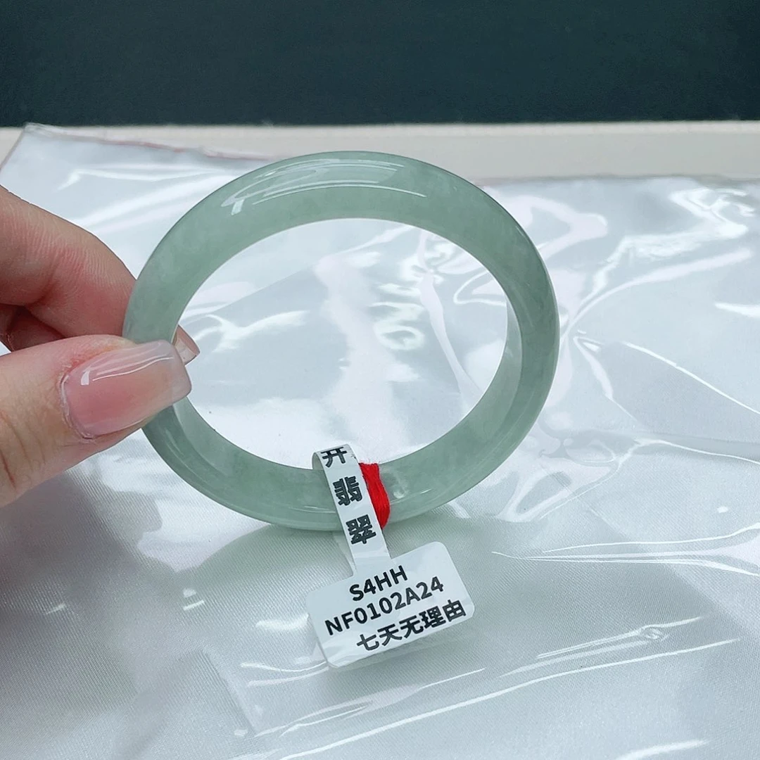 翡翠手镯未镶嵌正55.6