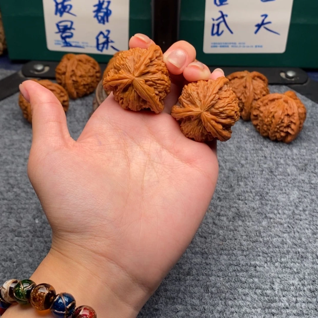 【闪购商品】吊坠文玩核桃球*