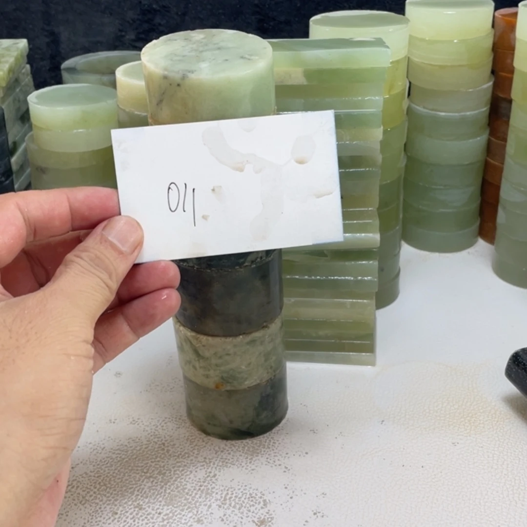 【闪购商品】未镶嵌蛇纹石玉珠宝半成品?**芮