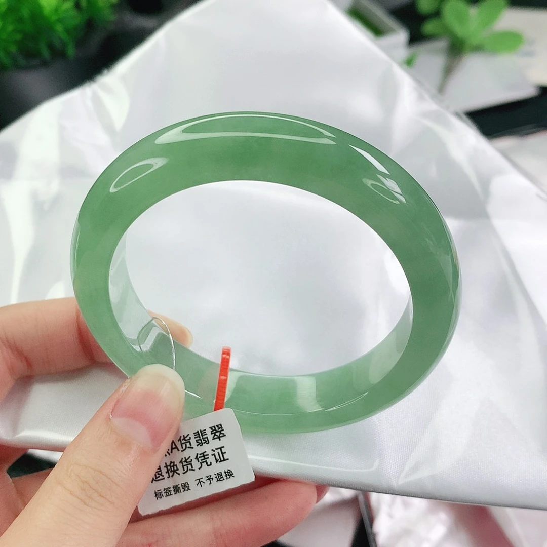 翡翠手镯未镶嵌54圈