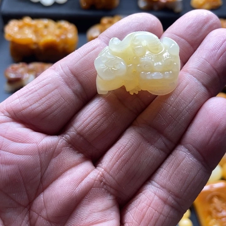 石英质玉（黄龙玉）未镶嵌颈饰