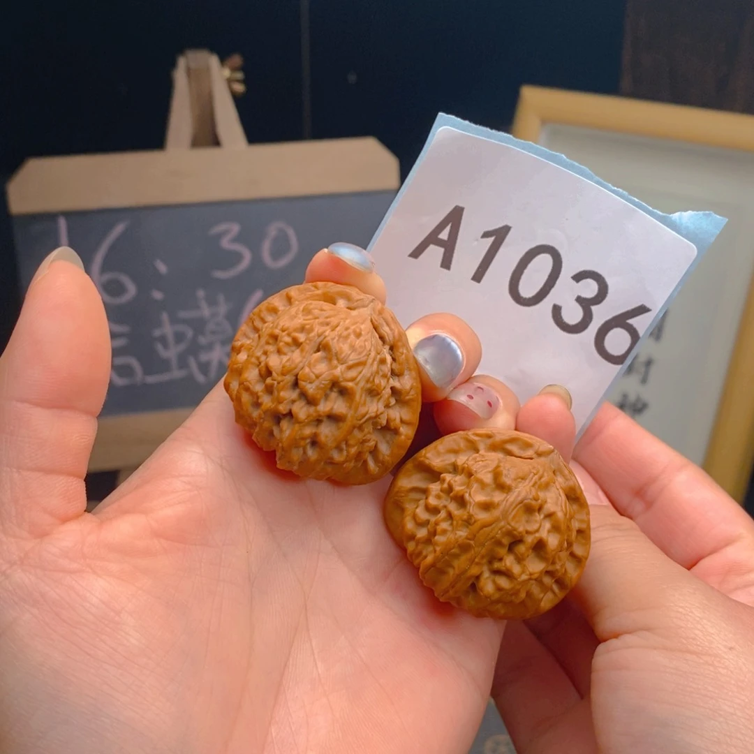 文玩核桃吊坠白狮子