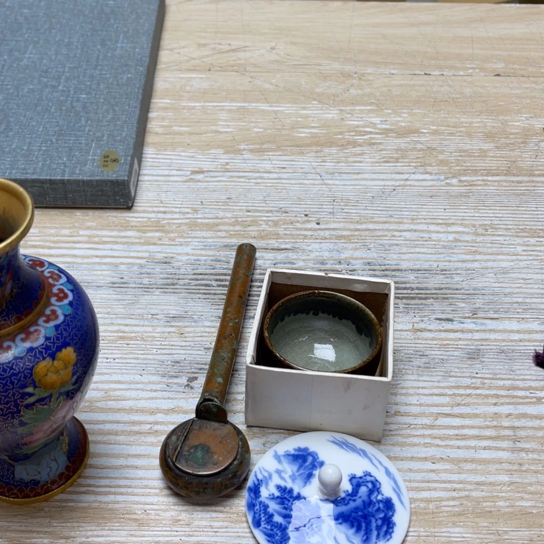 瓷片山***水密密麻麻地排列着一个