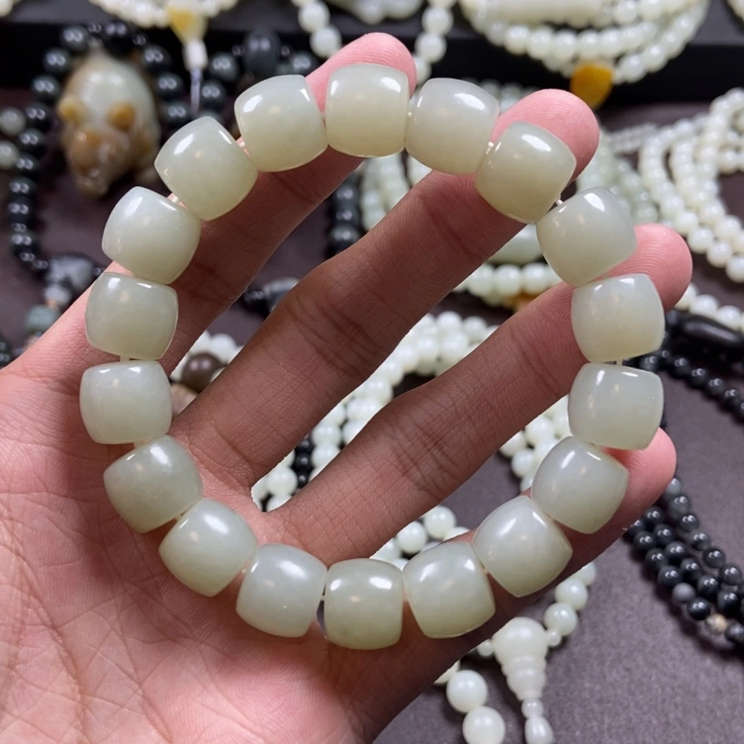 和田玉未镶嵌把件