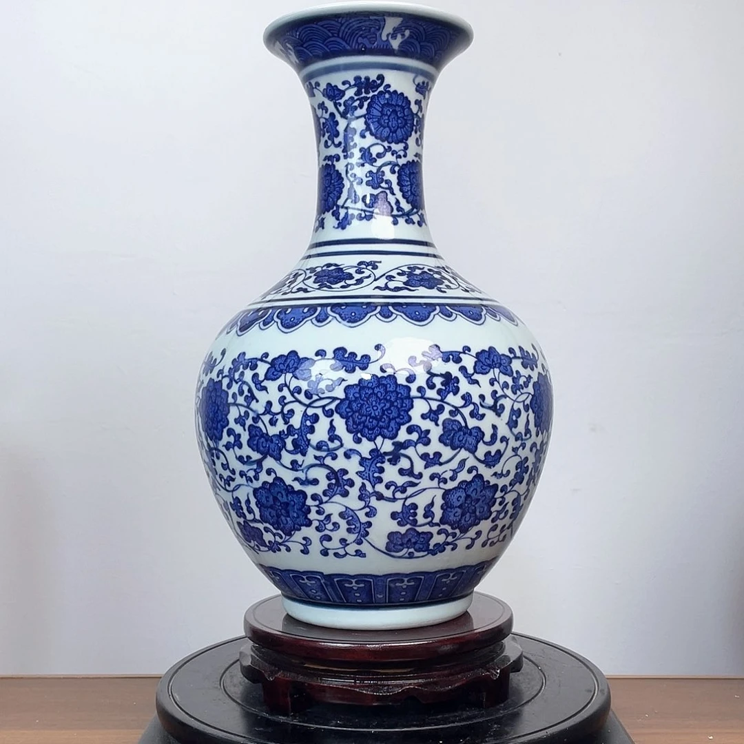 摆件青花缠枝莲赏瓶