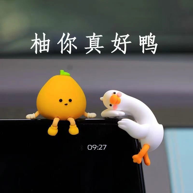 2025新款可爱小鸭子屏幕趴趴汽车摆件车载车内车上中控台装饰品