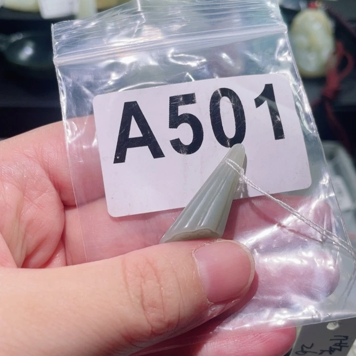 颈饰未镶嵌和田玉（糖玉）